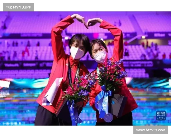 田径世锦赛女子百米决赛后，冠亚军相拥庆祝的画面